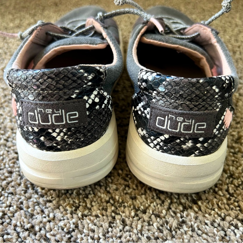 Hey Dude Woman’s Size 6 - Picture 2 of 3